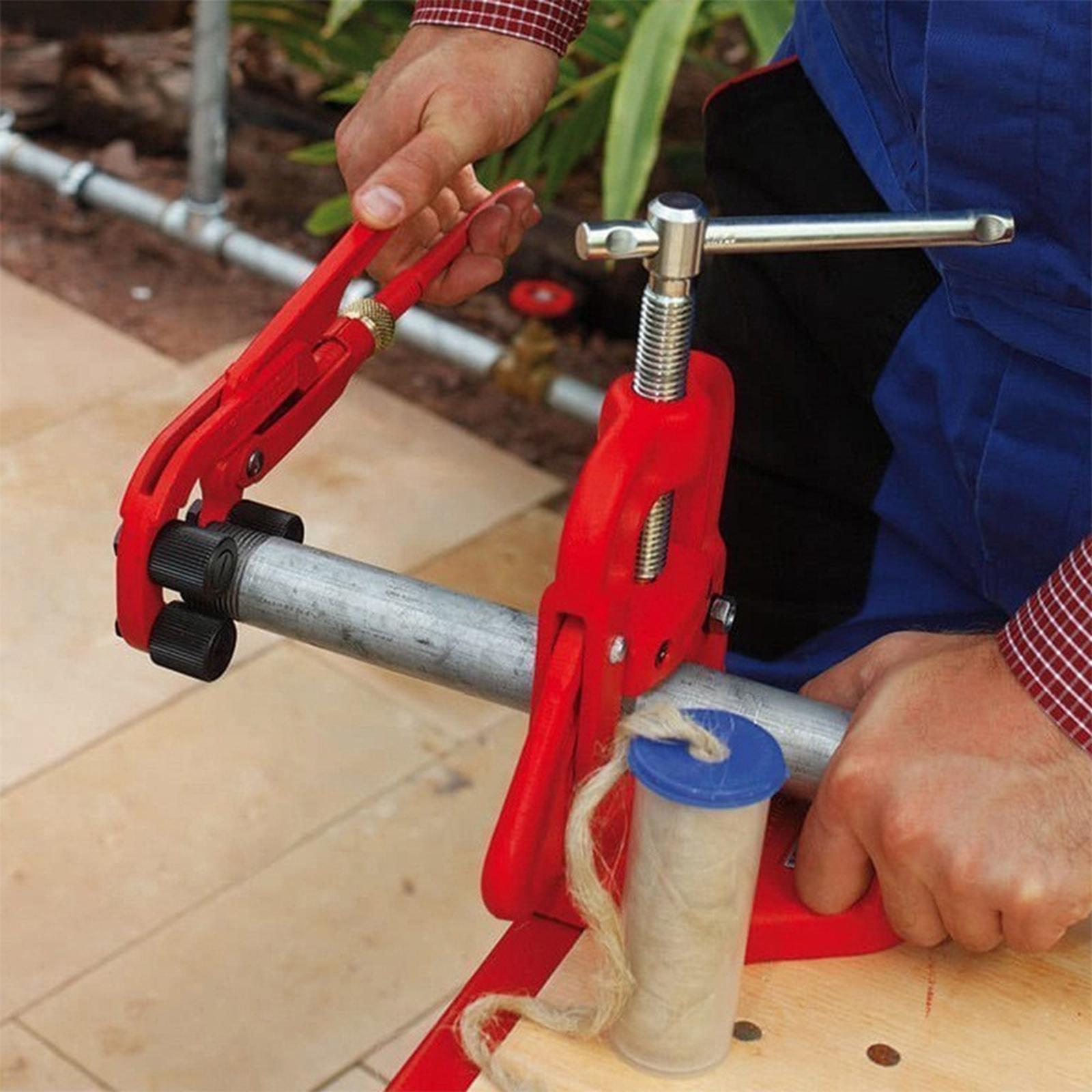 Plumbing - 炭素鋼製のねじ込み式パイプ用トング。調整可能な三角ローラーを備え、頑丈で耐久性に優れた工業用配管工具。